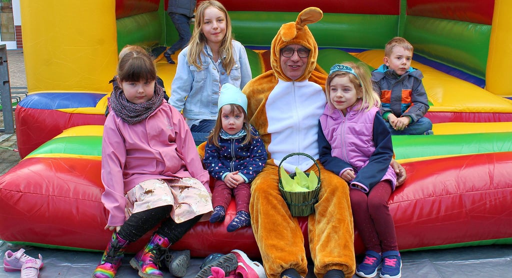 Osterhase Klausi drehte unermüdlich seine Runden über das Festgelände. In seinem Körbchen hatte er für alle Kinder eine süße Kleinigkeit versteckt. An der Hüpfburg des Ki-Ju-Fördervereins fand er stets Kinder, die sich gern von ihm beschenken ließen.