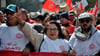 Mitglieder der Allgemeinen Tunesischen Arbeitergewerkschaft (UGTT) protestieren in Tunis gegen die Politik von Präsident Saied.