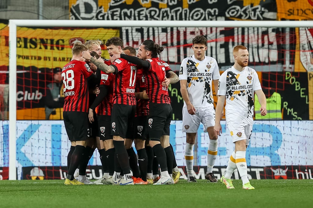 Die Ingolstädter Spieler bejubeln das Tor zum 1:0.