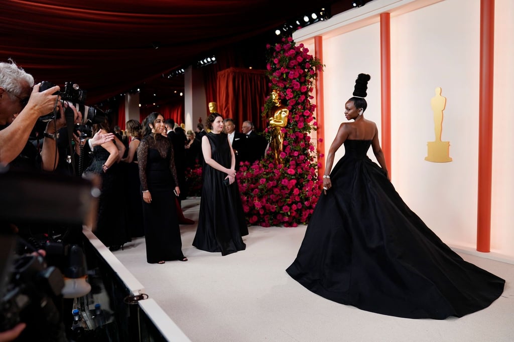 Wie eine Statue: Die Schauspielerin Danai Gurira trägt ein elegantes Outfit von Jason Wu - und fällt durch ihre Hochsteckfrisur auf.