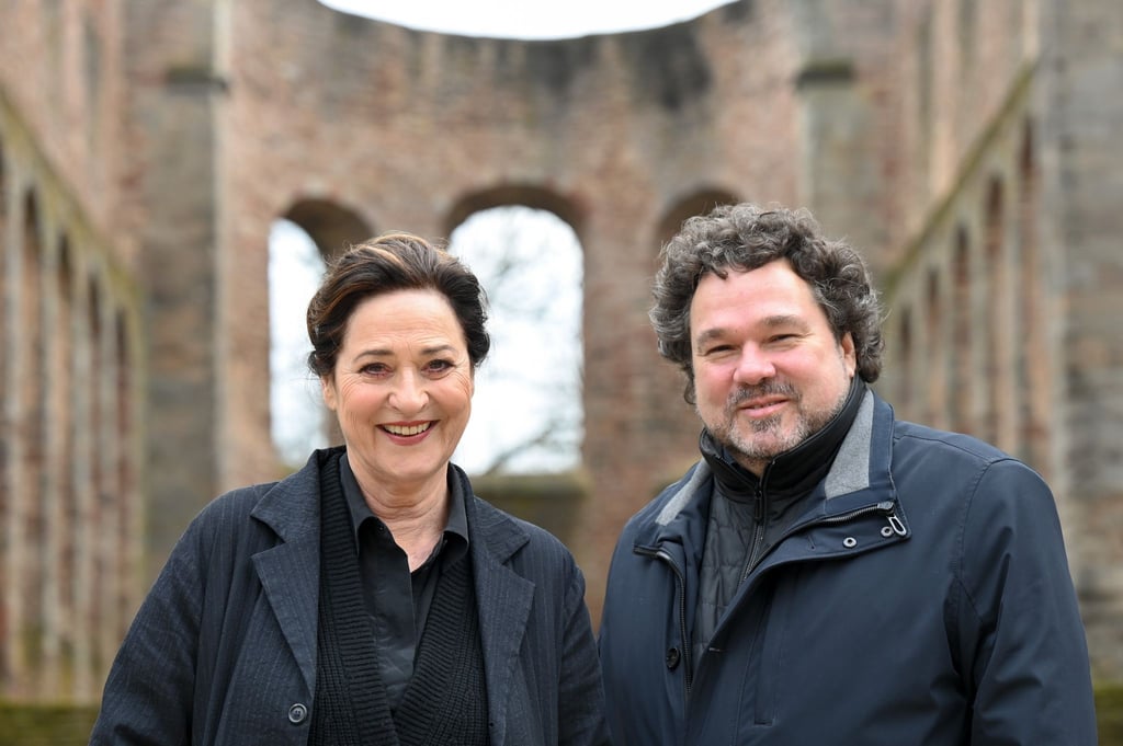 Schauspielerin Charlotte Schwab (l) mit Intendant Joern Hinkel in der Stiftsruine in Bad Hersfeld.