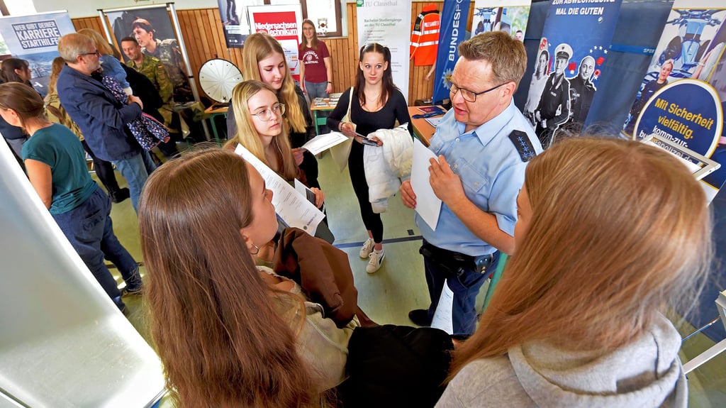 Auch die Bundespolizei informiert die Schüler am Ascherslebener Stephaneum zum Berufsorientierungs- und Studieninformationstag über berufliche Möglichkeiten. Hier können etwa Hubschrauberpiloten und Küstenwachen ausgebildet werden.