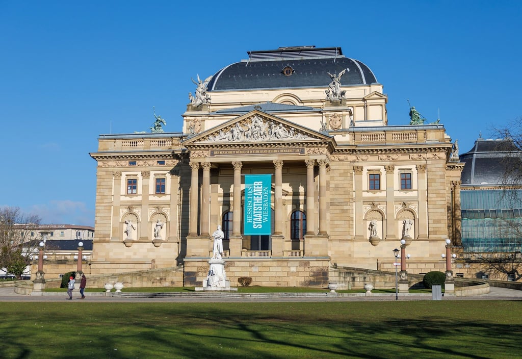 Außenansicht des Hessischen Staatstheaters in Wiesabden, entworfen von den Architekten Friedrich Fellner und Hermann Helmer.