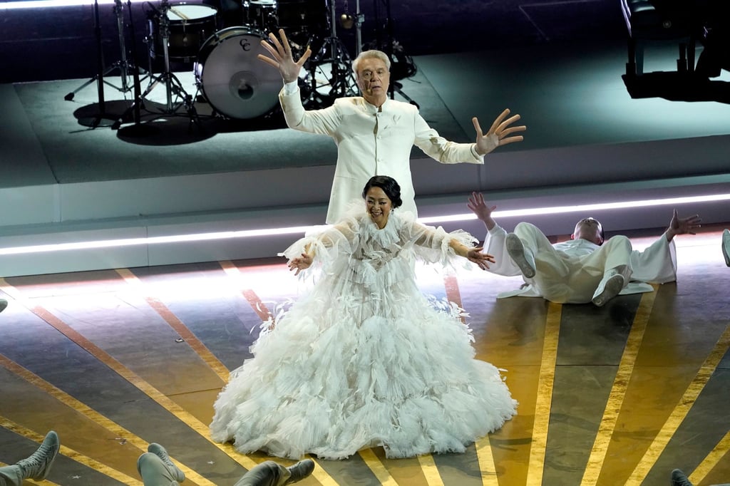 Starke Performance: Stephanie Hsu und David Byrne singen den Oscar-nominierten Song „This is the Life“ aus „Everything Everywhere All at Once“.