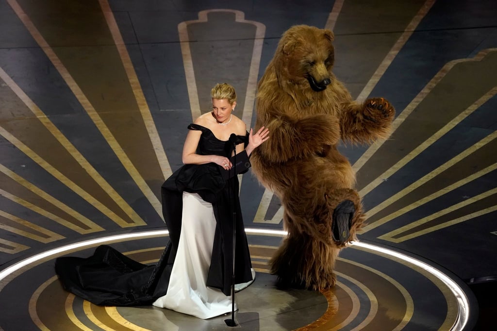 Barenstärker Auftritt von Elizabeth Banks (Regie: „Cocaine Bear“) - sie präsentiert den Preis für die besten visuellen Effekte.
