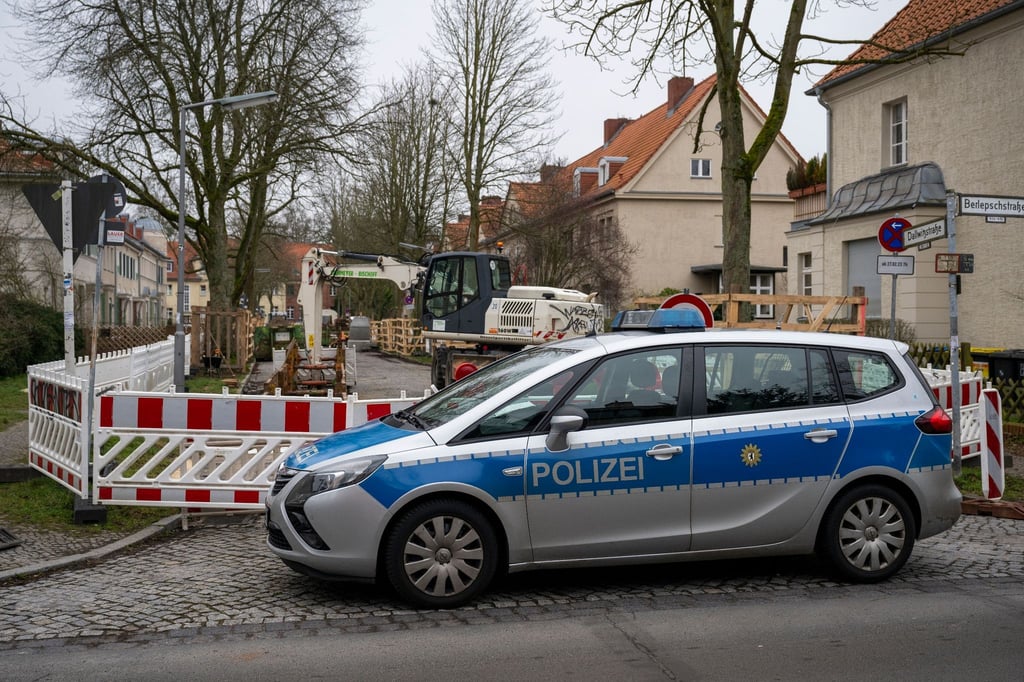 Ein Polizeiauto steht vor dem Fundort einer Weltkriegsbombe in Berlin-Zehlendorf.