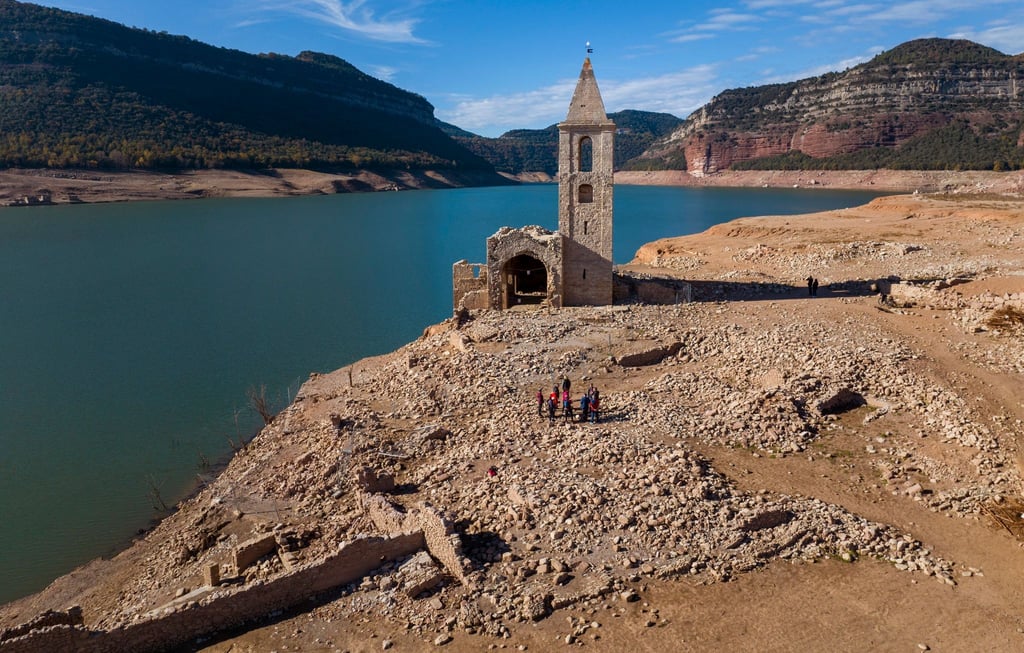 Eine Kirche und die Überreste eines alten Dorfes, die normalerweise vom Wasser bedeckt werden, sind am Stausee von Sau in Katalonien zu sehen.
