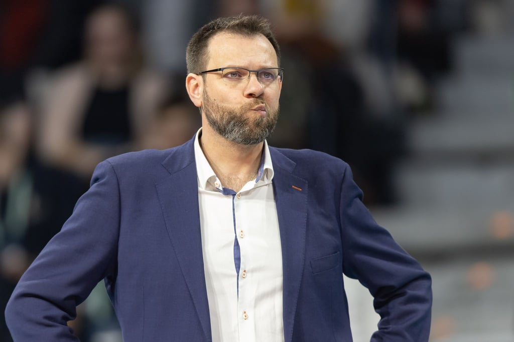 Berlins Trainer Cedric Enard nach dem Verlust des ersten Satzes.