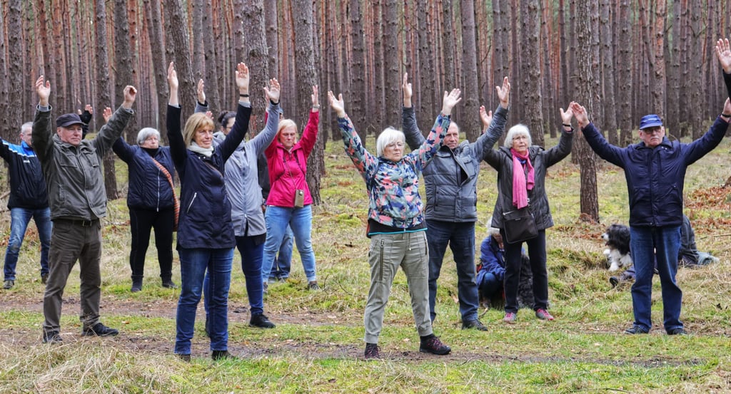 Im Revier Bömenzien: Tiefenentspannte Momente gab es für die Teilnehmer der „Frühlinkswanderung“ bei einigen Yoga-Übungen.