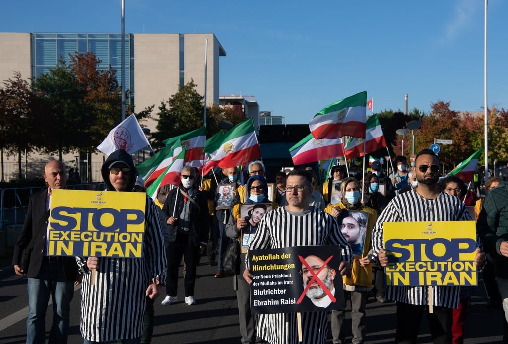Demonstranten protestieren in Berlin gegen Hinrichtungen im Iran (Archivbild).