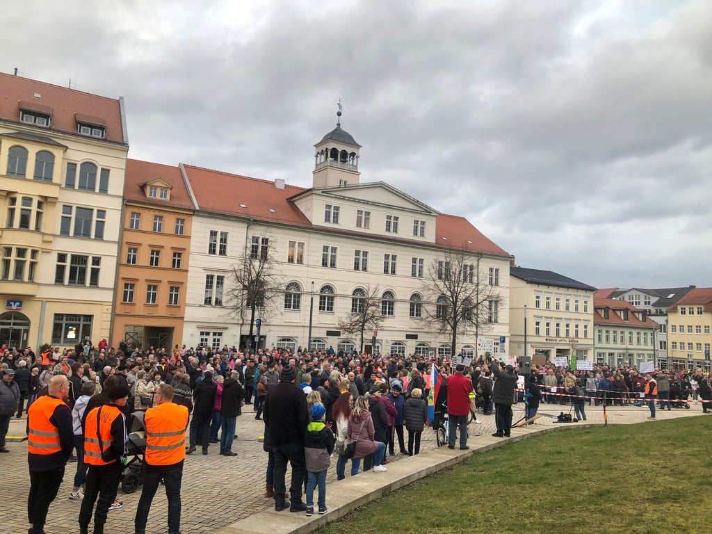 Einige hundert Zeitzer sind auch zur zweiten Protestkundgebung auf den Altmarkt gekommen.