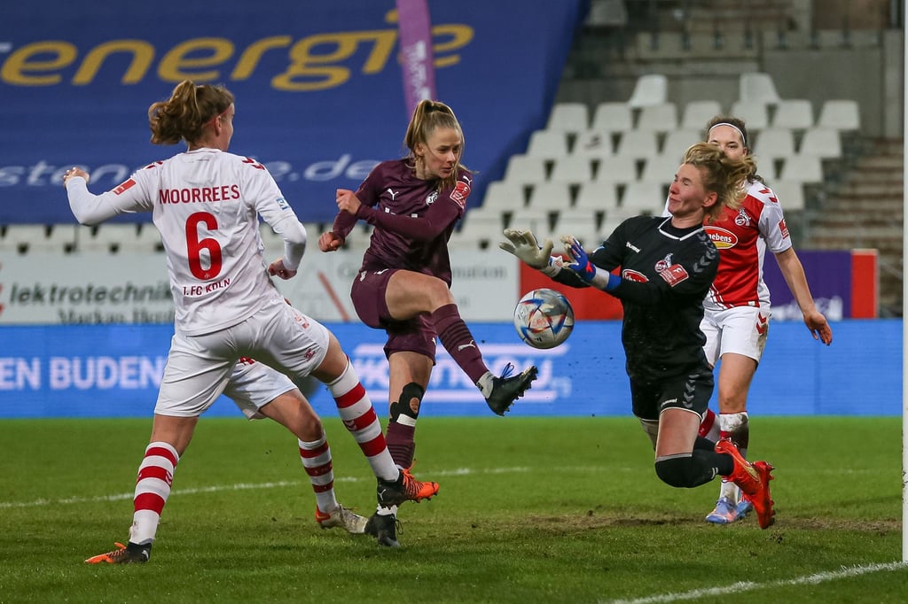 Vivien Endemann (SGS Essen 19/68) und Torfrau Jasmin Pal (1. FC Koeln) im Zweikampf.