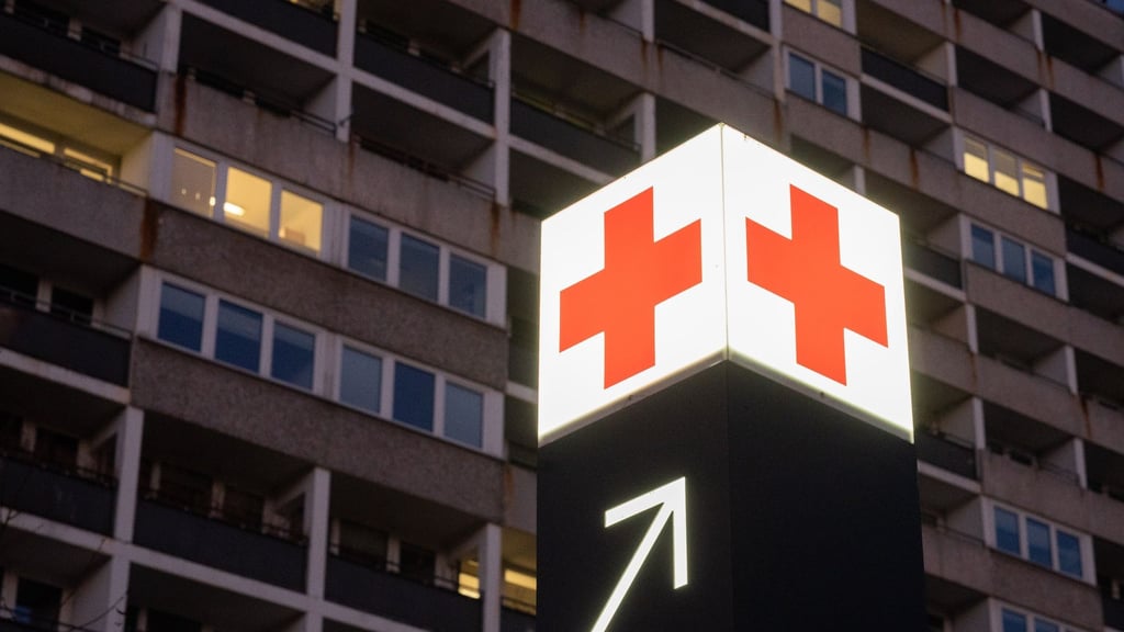 Ein Pfeil weist den Weg zur Notaufnahme eines Krankenhauses.