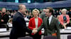 Handschlag in Brüssel: der türkiche Außenminister Mevlut Cavusoglu (l) und Schwedens Ministerpräsident Ulf Kristersson. In der Mitte: EU-Kommissionspräsidentin Ursula von der Leyen.