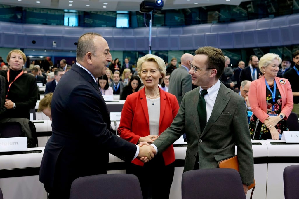 Handschlag in Brüssel: der türkiche Außenminister Mevlut Cavusoglu (l) und Schwedens Ministerpräsident Ulf Kristersson. In der Mitte: EU-Kommissionspräsidentin Ursula von der Leyen.