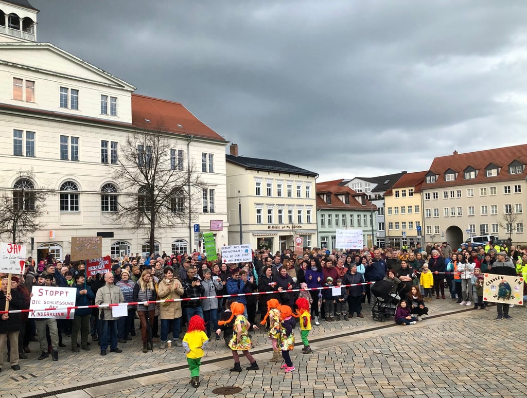 Mit dabei waren die, um die es ging: hier die Kinder der Tanzgruppe Zeitzer Sternschnuppen, aber auch Familien und Mütter mit Kindern.