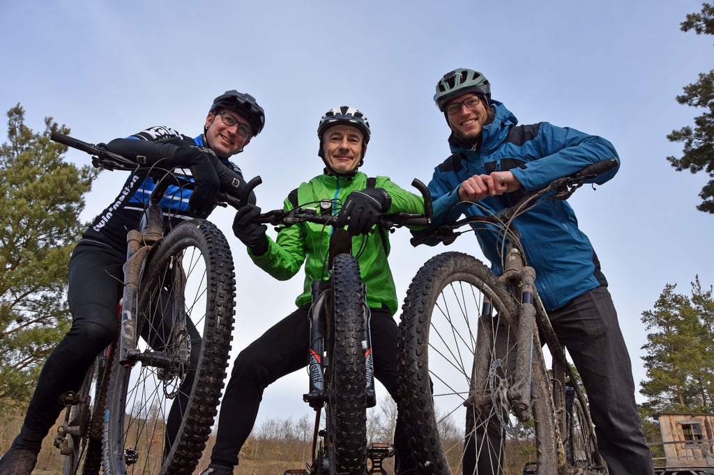 Robert Knels (v.l.), Uwe Krause und Ludwig Knels bieten geführte Mountainbike-Touren an. Die erste Tour starten die drei Freizeitsportler am Sonnabend, 1. April, um 13 Uhr am Sportplatz in Süplingen.