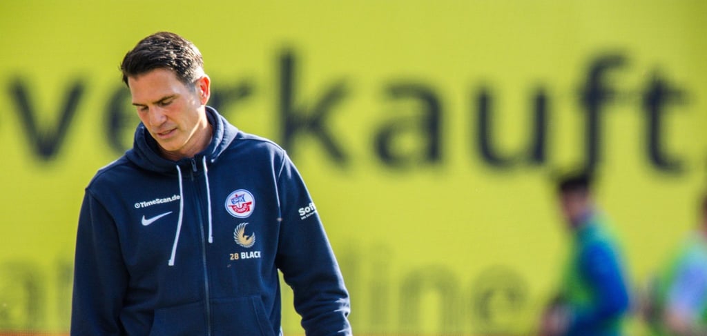 Hansa-Trainer Glöckner am Spielfeldrand.