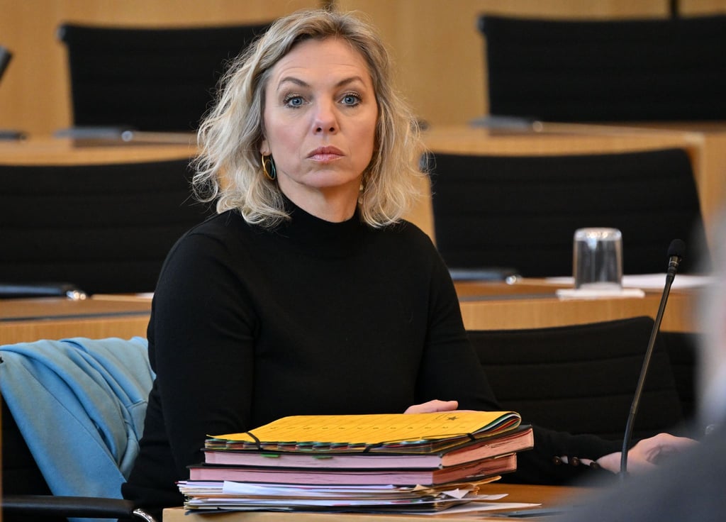 Susanna Karawanskij (Die Linke), Ministerin für Bauen in Thüringen, sitzt im Landtag.