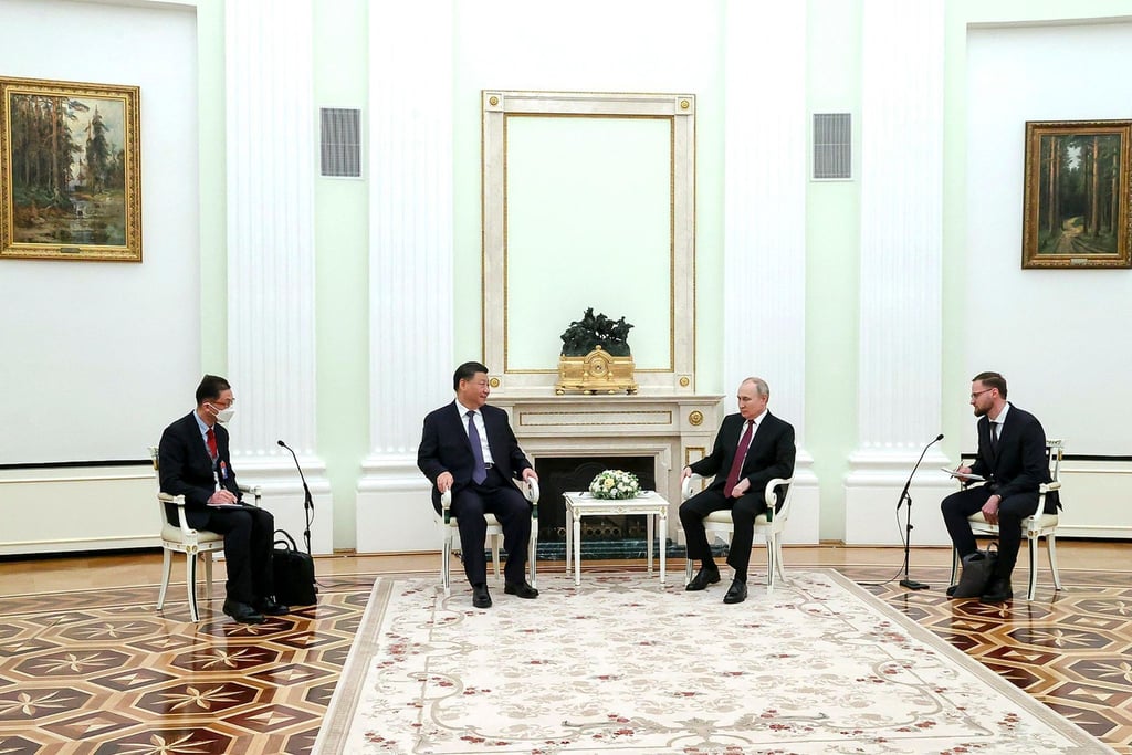 Gespräch am Kamin: Xi Jinping und Wladimir Putin - und ihre Dolmetscher.