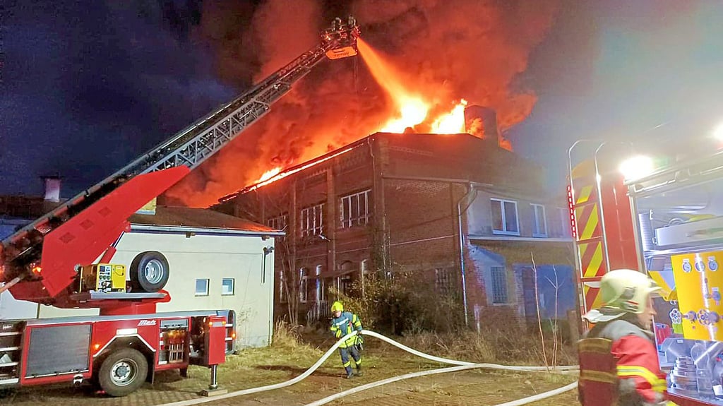 Die Kameraden waren bis zum Sonntagmittag mit Löscharbeiten am ehemaligen Landratsamt in Gräfenhainichen beschäftigt. Zur Brandursache gab es am Montag noch keine Aussage.