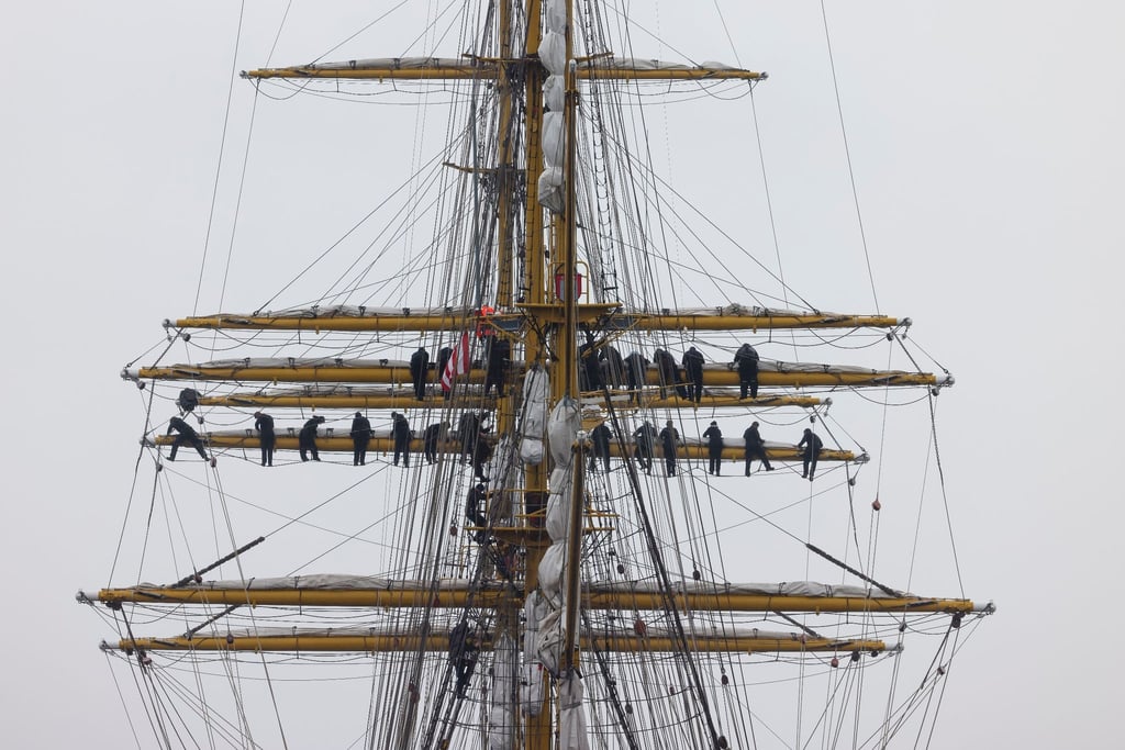 Marinesoldaten stehen an den Rahen auf dem Segelschulschiff „Gorch Fock“ im Kieler Marinehafen.