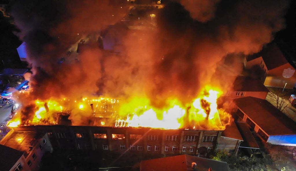 Ein Großbrand in der Karl-Liebknecht-Straße in Gräfenhainichen zerstört den gesamten Dachstuhl des Gebäudes der einstigen Kreisverwaltung.