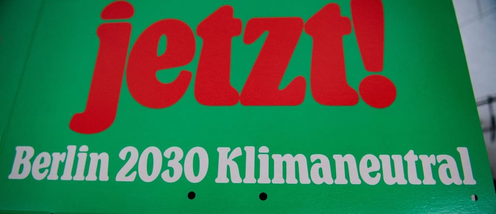 „Berlin 2030 Klimaneutral“ steht auf einem Plakat.