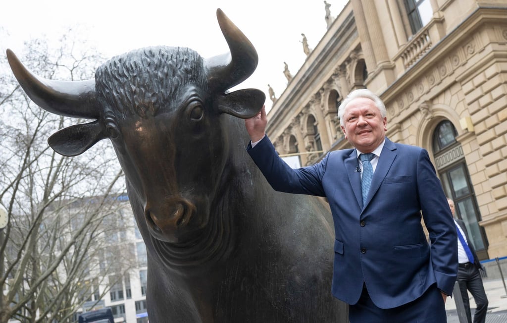 Rheinmetall-Chef Armin Papperger kommt zum Fototermin neben der „Bulle und Bär“-Skulptur vor der Börse in Frankfurt.