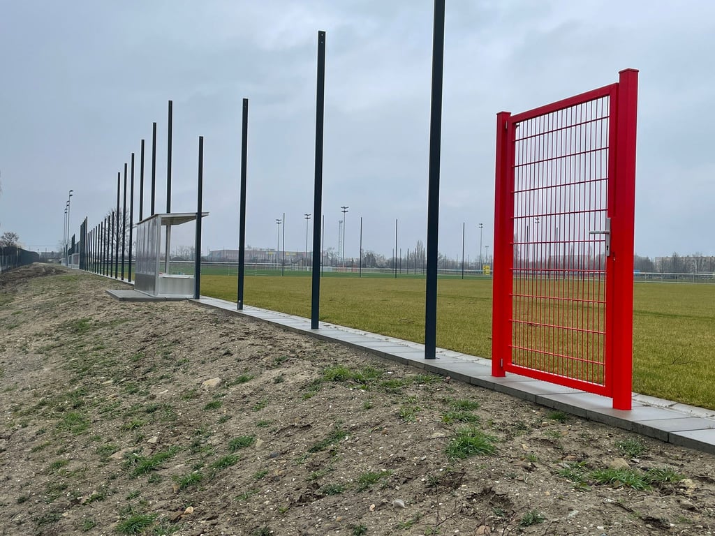 Das neue Leistungszentrum für den Nachwuchsfußball auf der Silberhöhe ist fast fertig. Unter anderem fehlt noch der Zaun.