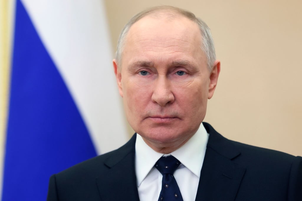 Der im niederländischen Den Haag ansässige Gerichtshof hat Haftbefehl gegen Wladimir Putin wegen Kriegsverbrechen in der Ukraine erlassen.