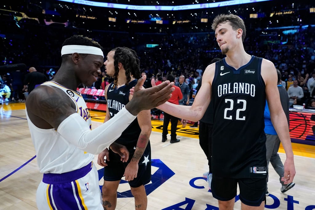 Los Angeles Lakers-Guard Dennis Schröder (l) gibt Orlando Magic-Forward Franz Wagner nach dem Spiel die Hand.
