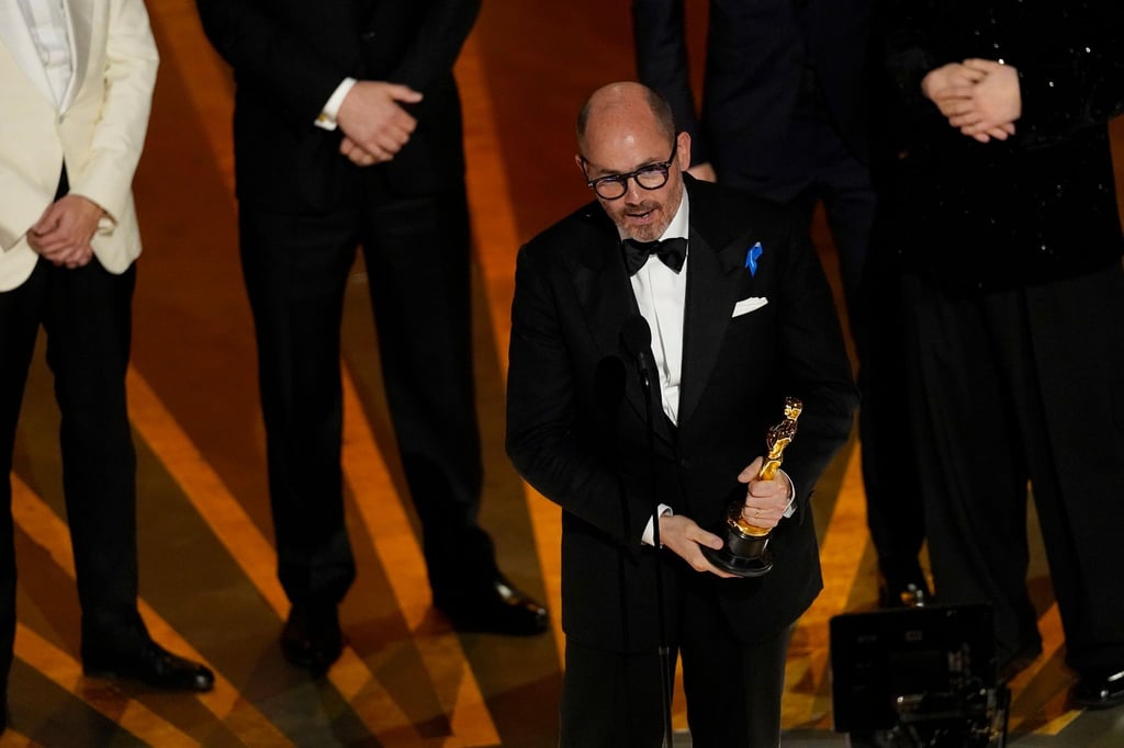 Regisseur Edward Berger nimmt den Preis für „Im Westen nichts Neues“ für den besten internationalen Spielfilm entgegen.