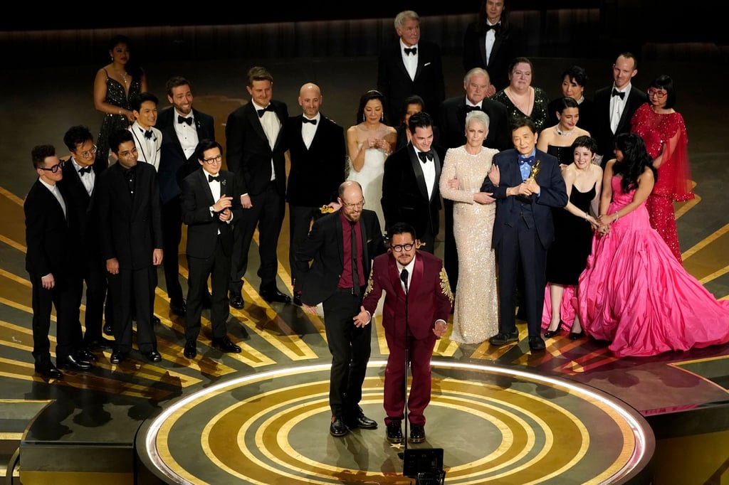 Bester Film: Das Team von „Everything Everywhere All at Once“ feiert den Oscar im Dolby Theatre in Los Angeles.