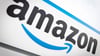 Das Logo von Amazon an einem Logistikzentrum des Online-Händlers.