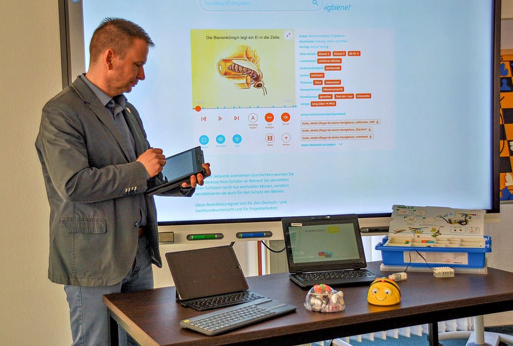 Amtsleiter Kai Pluntke mit den digitalen Geräten, die künftig verfügbar sind.