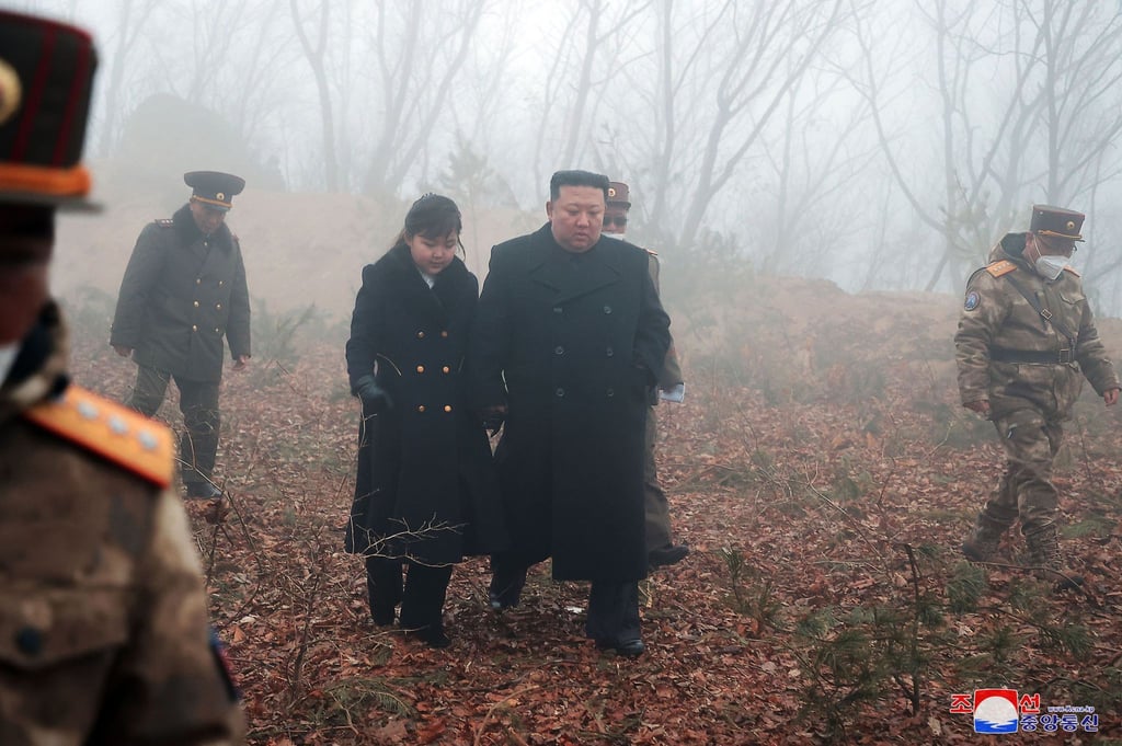 Machthaber Kim Jong Un mit seiner Tochter bei einer Militärübung an einem nicht genannten Ort. Die Aufnahme wurde von der staatlichen nordkoreanischen Nachrichtenagentur KCNA zur Verfügung gestellt. Der Inhalt kann nicht unabhängig verifiziert werden.