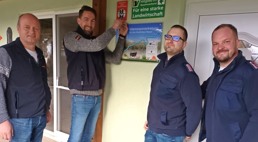 Die Vrieswoud KG hat vom Landesfuerwehrverband die Auszeichnung „Partner der Feuerwehr“ bekommen. Gerald van Ginkel, Kees de Vries jun., Steven Wilzek und Clemens Blumhagel (v.l.).