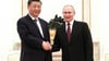 Der russische Präsident Wladimir Putin (r) empfängt seinen chinesischen Amtskollegen Xi Jinping im Kreml.