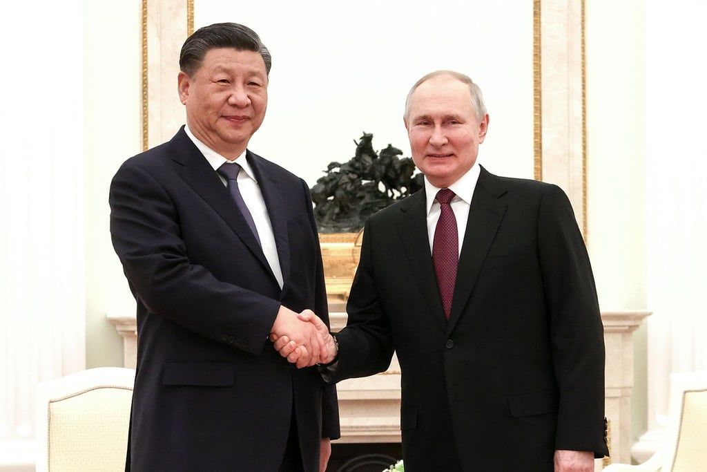 Der russische Präsident Wladimir Putin (r) empfängt seinen chinesischen Amtskollegen Xi Jinping im Kreml.