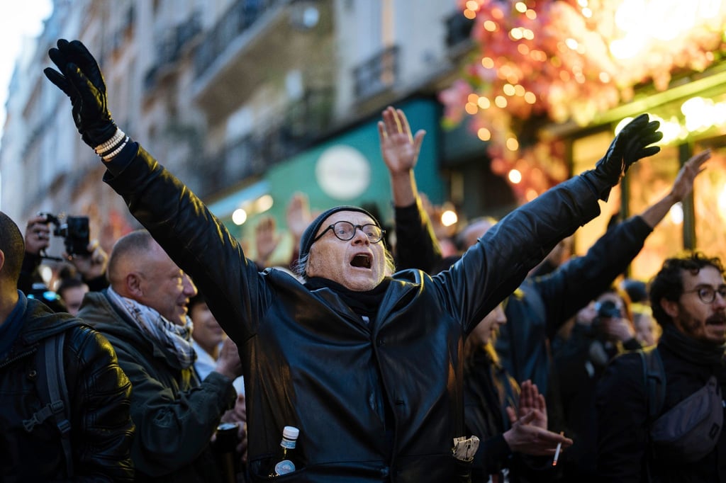 Demonstranten skandieren in Paris Slogans gegen die geplante Rentenreform.