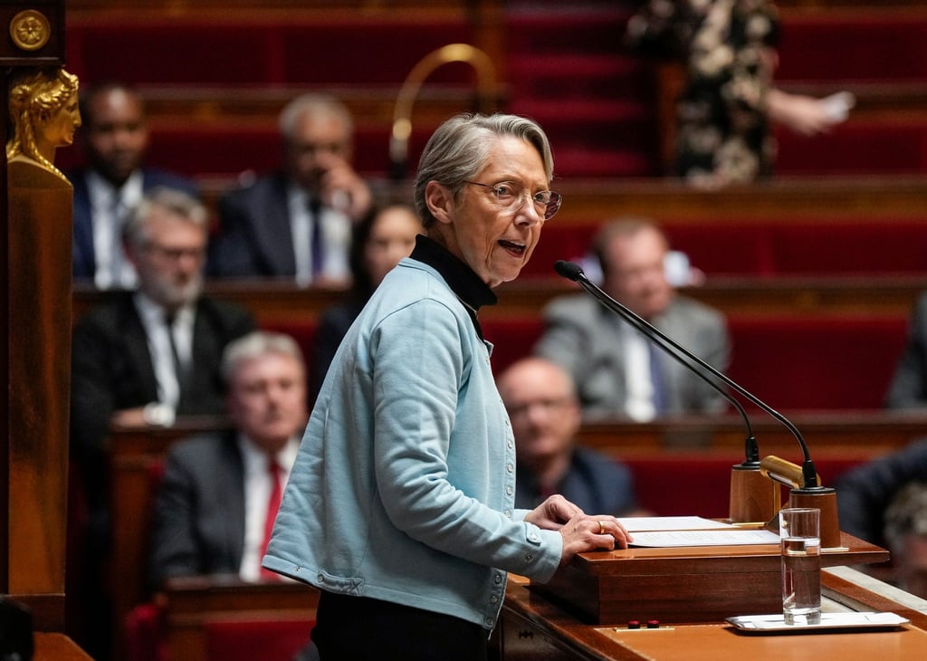 Frankreichs Premierministerin Elisabeth Borne spricht in der Nationalversammlung.