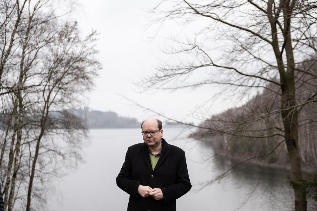 Christian Meyer, Niedersächsischer Minister für Umwelt, steht an einem Ufer der Granetalsperre.