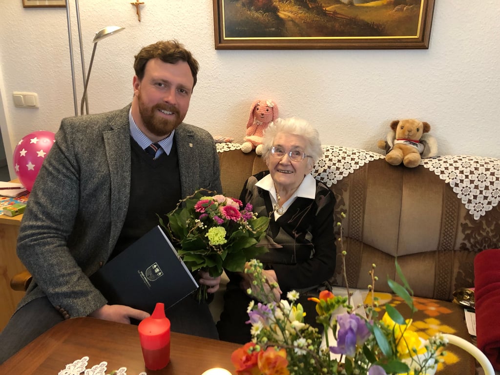 Sieglinde Hoffmann bekam an ihrem 102. Geburtstag Blumen vom Weißenfelser Oberbürgermeister Martin Papke.