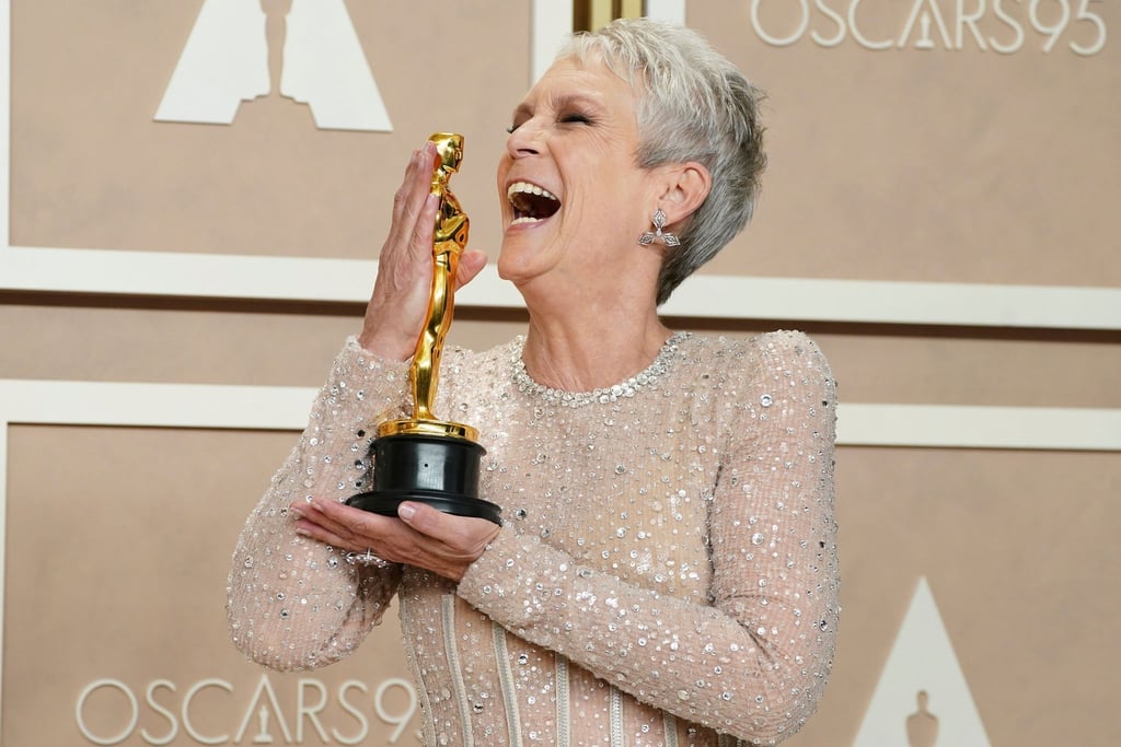 Schauspielerin Jamie Lee Curtis mit dem Oscar für die beste Leistung als Nebendarstellerin.