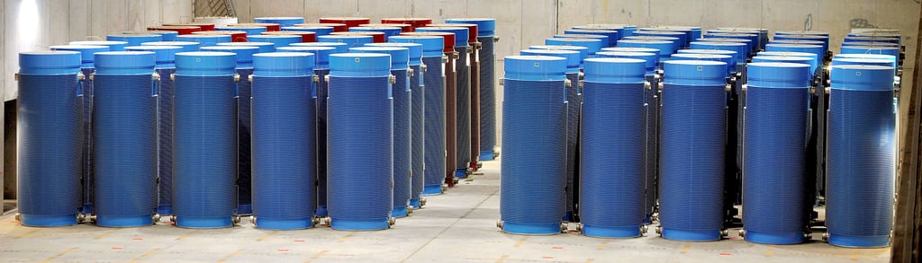 Castoren im Zwischenlager Gorleben. Genehmigt ist die Lagerung in diesen Behältern bis 2034, doch nun müssen sie womöglich bis mindestens 2080 durchhalten. Ob sie das können, soll untersucht werden. Atomkraftgegner fordern, sie dazu zu öffnen.