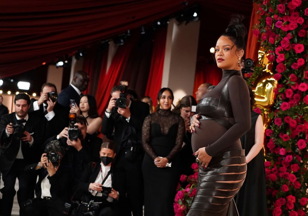 Rihanna erwartet ihr zweites Kind. Die Sängerin ist für den Song „Lift Me Up“ für einen Oscar nominiert.