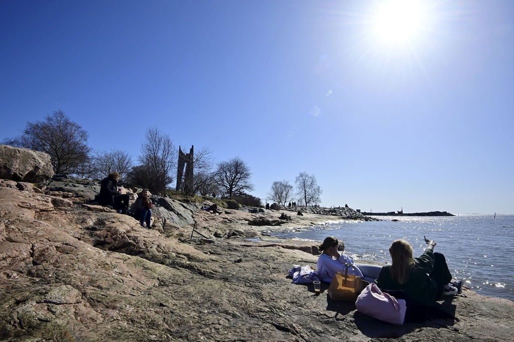 Menschen genießen in Helsinki die Frühlingssonne.