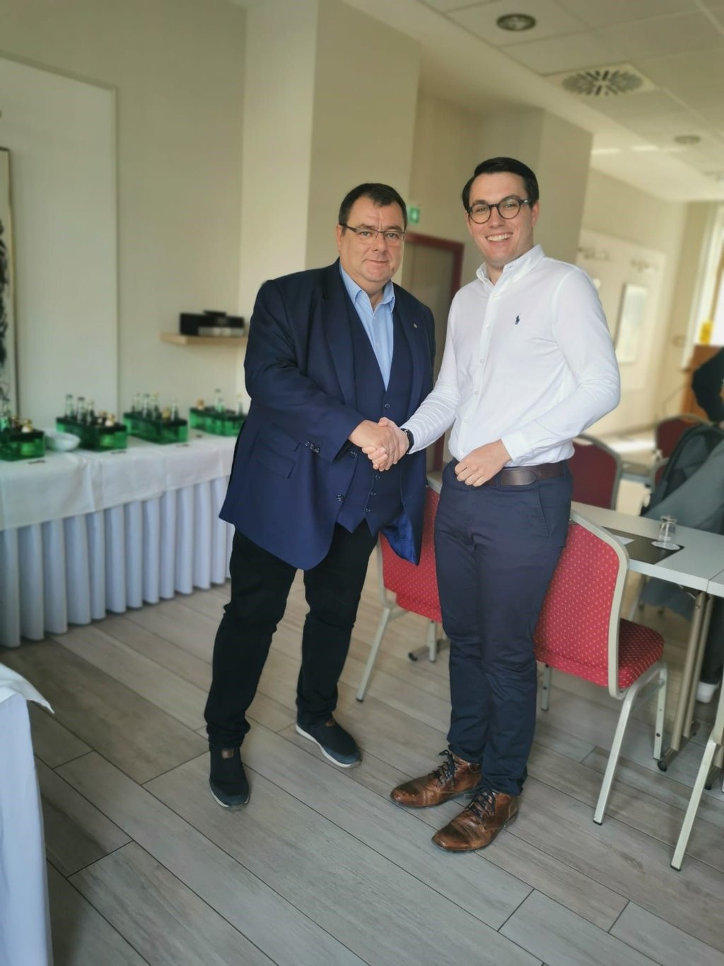 Maximilian Gludau (rechts) wurde als Kreisvorsitzender wiedergewählt und dafür unter anderem von Ingo Bodtke, Bundestagsmitglied und Landesvorsitzender des Liberalen Mittelstandes, beglückwünscht.