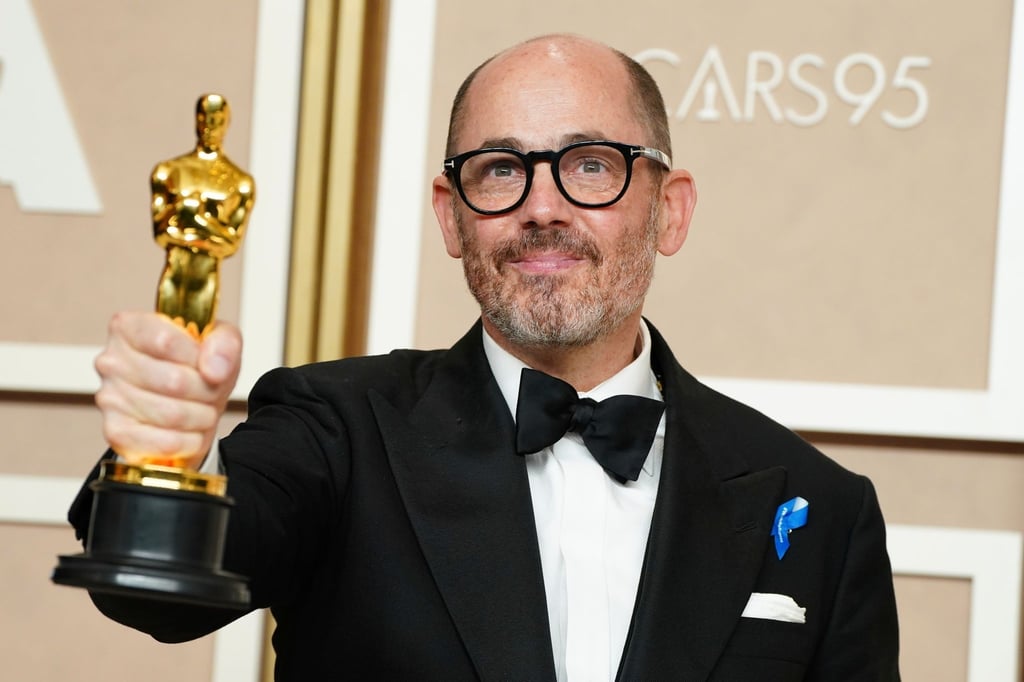 Bester internationaler Film: Regisseur Edward Berger mit seinem Oscar für „Im Westen nichts Neues“.